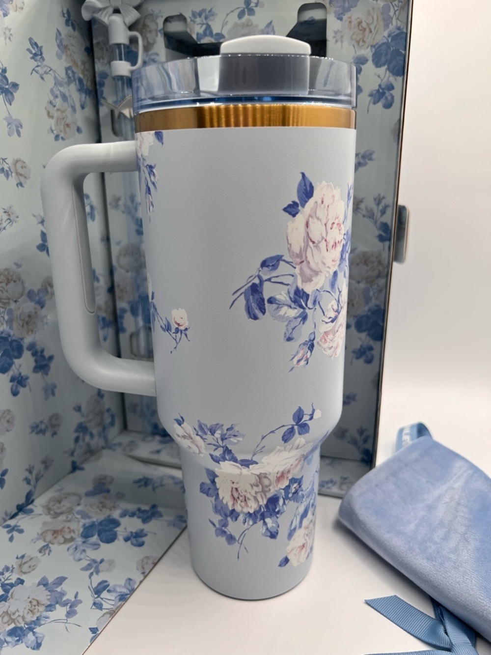 Stanley x LoveShackFancy Everblooming Rosettes 40oz Quencher Tumbler Blue NEW - Picture 4 of 8
